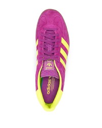 fuchsia Wildleder niedrige Sneakers von adidas