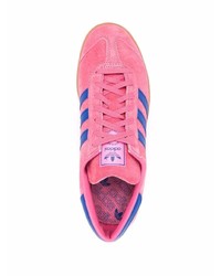 fuchsia Wildleder niedrige Sneakers von adidas