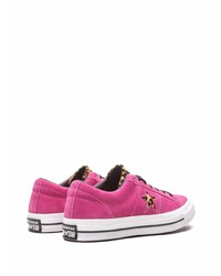 fuchsia Wildleder niedrige Sneakers von Converse