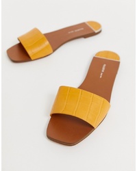 gelbe flache Sandalen aus Leder von Pull&Bear