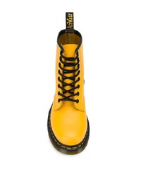 gelbe flache Stiefel mit einer Schnürung aus Leder von Dr. Martens