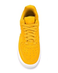 gelbe hohe Sneakers aus Wildleder von Nike