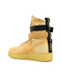gelbe hohe Sneakers von Nike