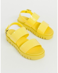 gelbe klobige flache Sandalen aus Leder von ASOS DESIGN