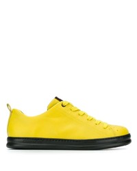 gelbe Leder niedrige Sneakers von Camper