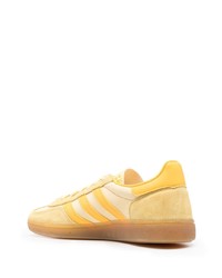 gelbe Leder niedrige Sneakers von adidas