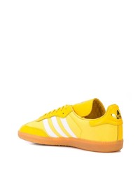 gelbe Leder niedrige Sneakers von adidas