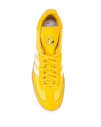 gelbe Leder niedrige Sneakers von adidas