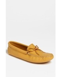 gelbe Schuhe aus Leder