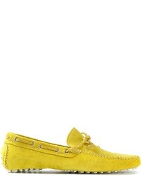 gelbe Schuhe aus Wildleder