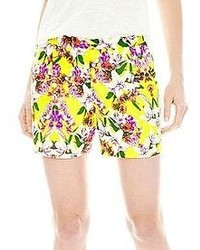 gelbe Shorts mit Blumenmuster