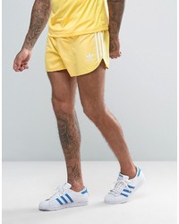 gelbe Shorts von adidas