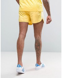 gelbe Shorts von adidas