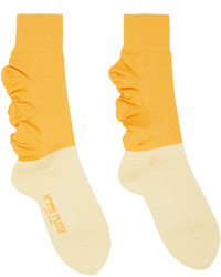 gelbe Socken mit Blumenmuster