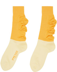 gelbe Socken mit Blumenmuster von Homme Plissé Issey Miyake