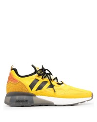 gelbe Sportschuhe von adidas