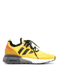 gelbe Sportschuhe von adidas
