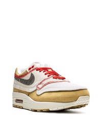 gelbe Sportschuhe von Nike