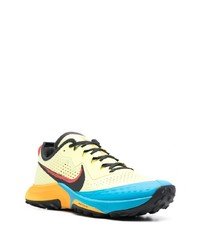 gelbe Sportschuhe von Nike