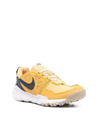 gelbe Sportschuhe von Nike