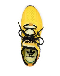 gelbe Sportschuhe von adidas