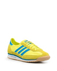 gelbe Sportschuhe von adidas