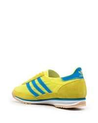 gelbe Sportschuhe von adidas