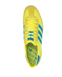 gelbe Sportschuhe von adidas