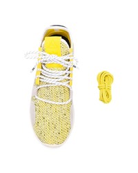 gelbe Sportschuhe von adidas