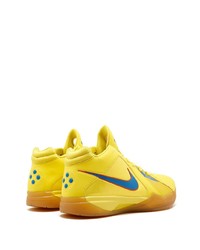 gelbe Sportschuhe von Nike