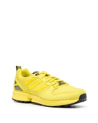 gelbe Sportschuhe von adidas