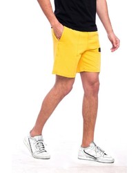 gelbe Sportshorts von Tom Barron