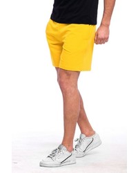 gelbe Sportshorts von Tom Barron