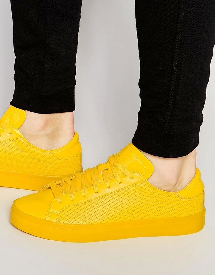 Желтые кроссовки адидас. Adidas Court Vantage adicolor Sneaker. Кеды адидас мужские желтые. Адидас ориджинал кроссовки желтые. Adidas Oxford желтые.