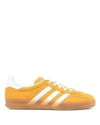gelbe Wildleder niedrige Sneakers von adidas