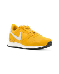 gelbe Wildleder niedrige Sneakers von Nike