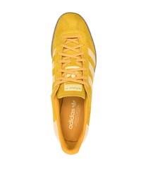 gelbe Wildleder niedrige Sneakers von adidas