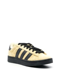 gelbe Wildleder niedrige Sneakers von adidas