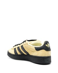 gelbe Wildleder niedrige Sneakers von adidas