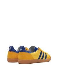 gelbe Wildleder niedrige Sneakers von adidas