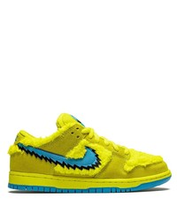 gelbe Wildleder niedrige Sneakers von Nike