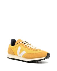 gelbe Wildleder niedrige Sneakers von Veja