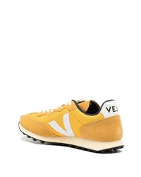 gelbe Wildleder niedrige Sneakers von Veja