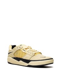 gelbe Wildleder niedrige Sneakers von Nike