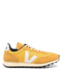 gelbe Wildleder niedrige Sneakers von Veja