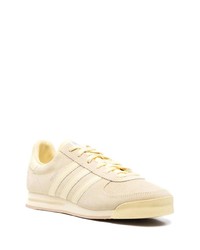 gelbe Wildleder niedrige Sneakers von adidas