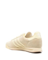 gelbe Wildleder niedrige Sneakers von adidas