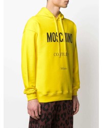 gelber bedruckter Pullover mit einem Kapuze von Moschino