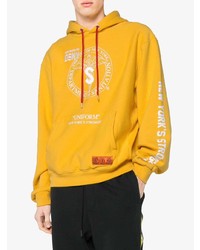 gelber bedruckter Pullover mit einem Kapuze von Heron Preston