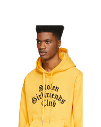 gelber bedruckter Pullover mit einem Kapuze von Stolen Girlfriends Club